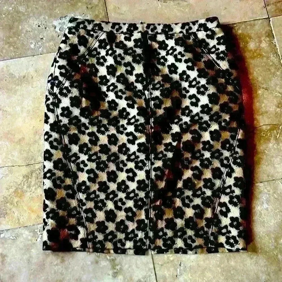 Ann Taylor pencil skirt NWOT size 4. Black and cream zipper in back. - Picture 2 of 9